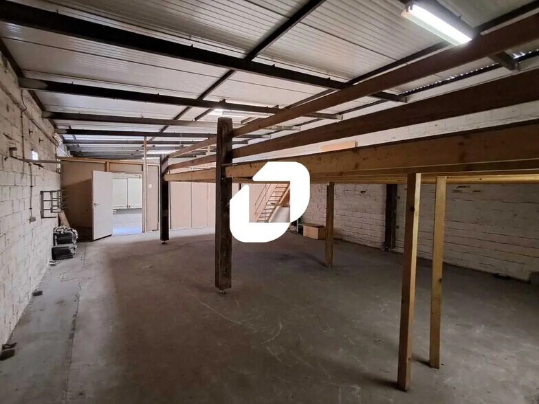 Flex in Nanterre for lease - Interior Photo - Image 2 of 4