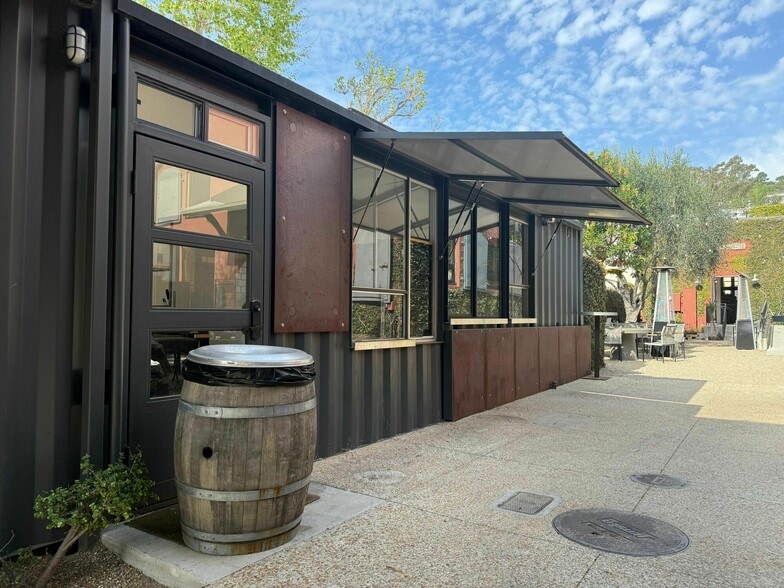 324 E Main St, Ventura, CA for lease - Primary Photo - Image 1 of 5