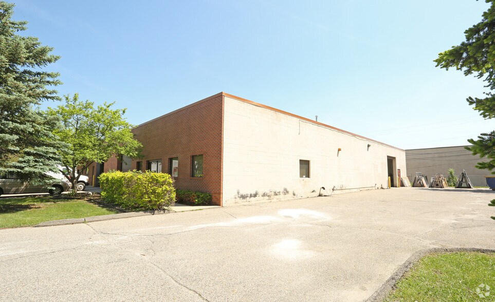 31711-31715 W 8 Mile Rd, Livonia, MI à louer - Photo du bâtiment - Image 2 de 10