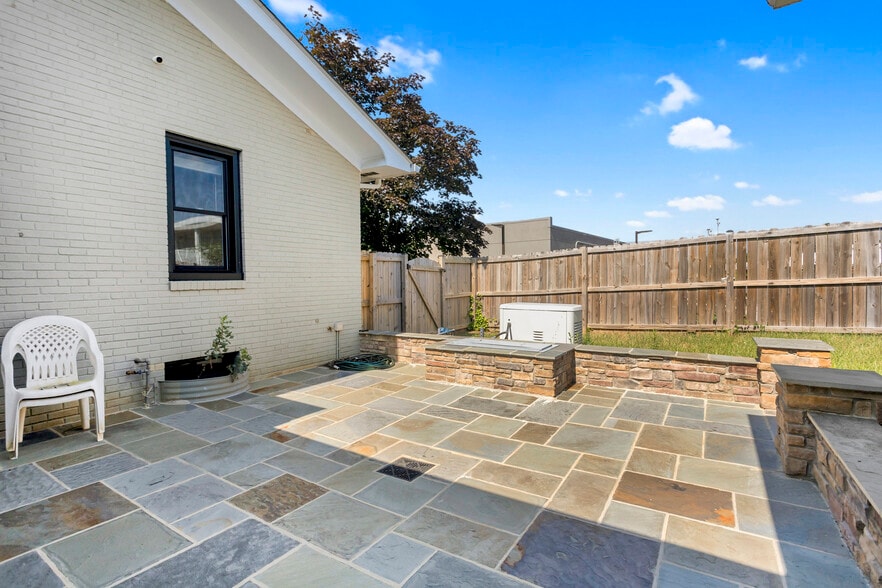 1000 Oakwood St, Fredericksburg, VA for lease - Building Photo - Image 2 of 9