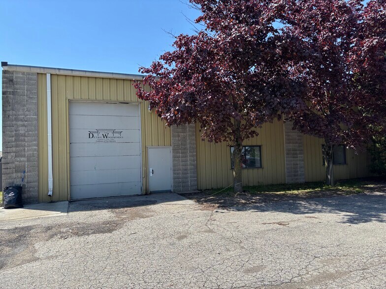 N114W18775 Clinton Dr, Germantown, WI à vendre - Photo du bâtiment - Image 3 de 7