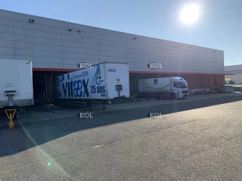 Flex dans Maurepas à louer - Photo du bâtiment - Image 2 de 12