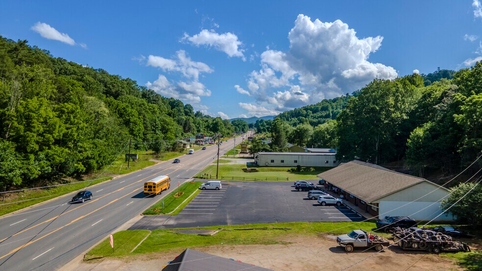 1785 Georgia Rd, Franklin, NC à vendre - Photo du bâtiment - Image 2 de 26