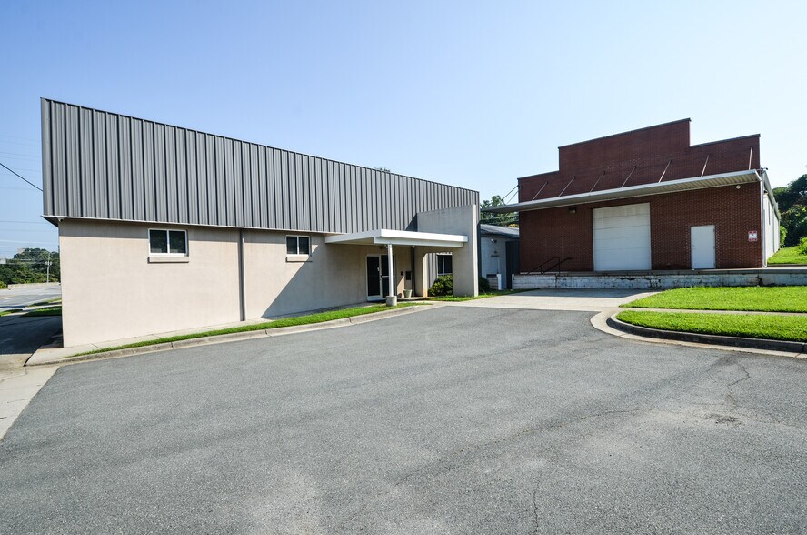 1315 S Main St, Winston-Salem, NC à louer - Photo du bâtiment - Image 2 de 9