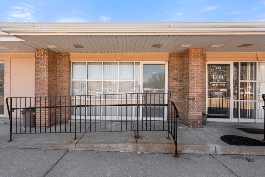 961-971 Oakwood Dr, Rochester, MI à louer - Photo du bâtiment - Image 2 de 29