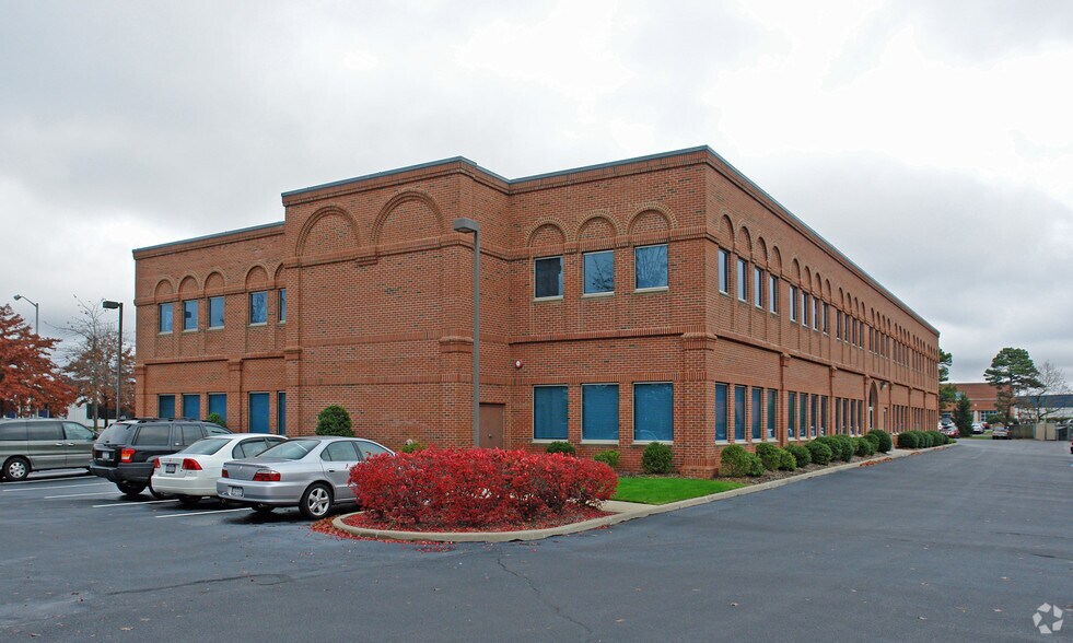 100 Comac St, Ronkonkoma, NY à louer - Photo du bâtiment - Image 2 de 7