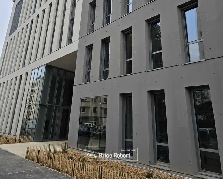 Office in Villeurbanne for lease - Building Photo - Image 3 of 18