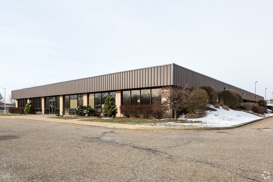 4895 Dressler Rd, Canton, OH à louer - Photo du bâtiment - Image 2 de 5