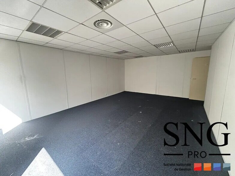 Office in Aix-en-Provence for lease - Building Photo - Image 2 of 7