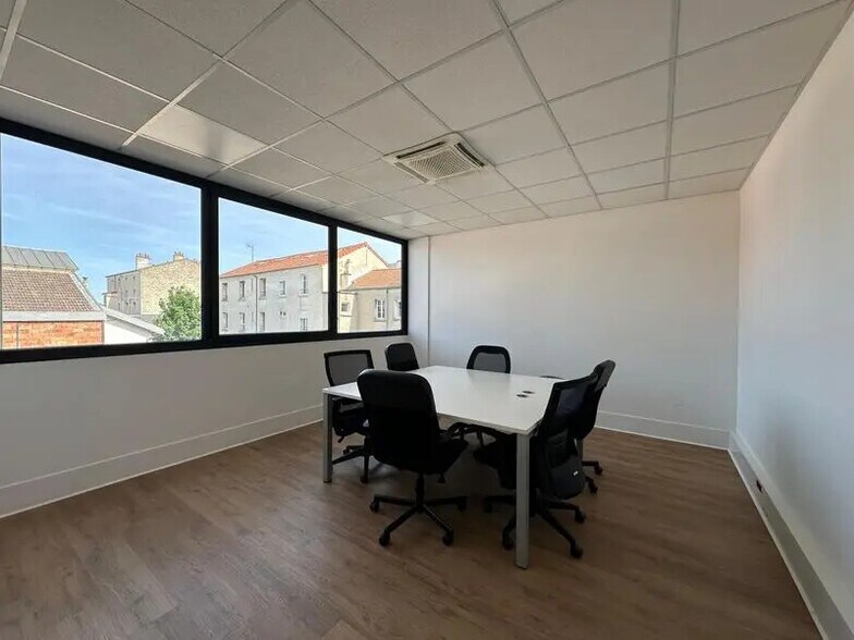 Bureau dans Ivry-sur-Seine à louer - Photo du bâtiment - Image 2 de 32