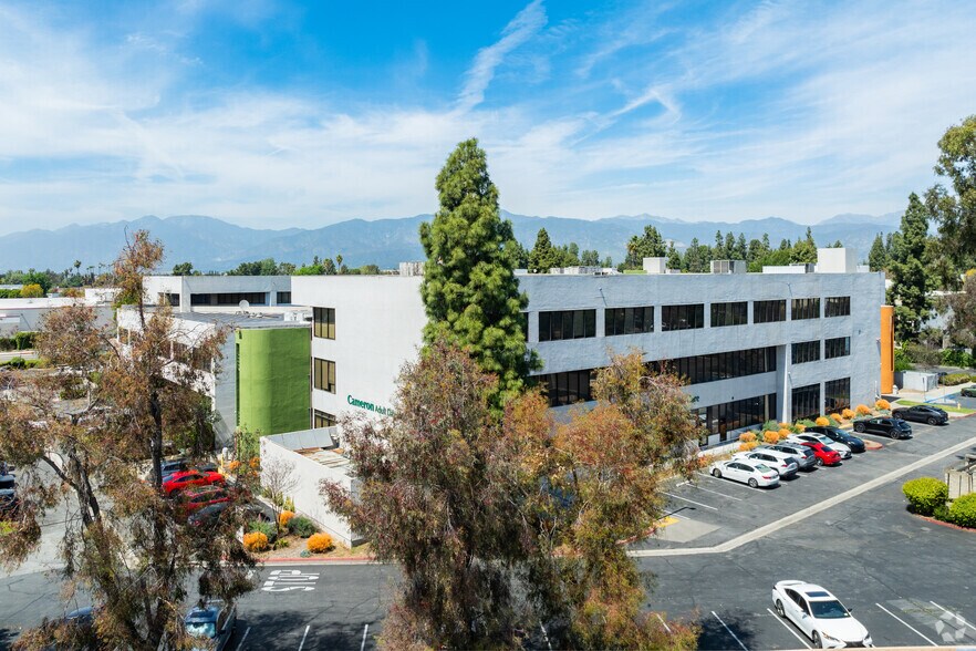 1501 W Cameron Ave, West Covina, CA à vendre - Photo du bâtiment - Image 3 de 24