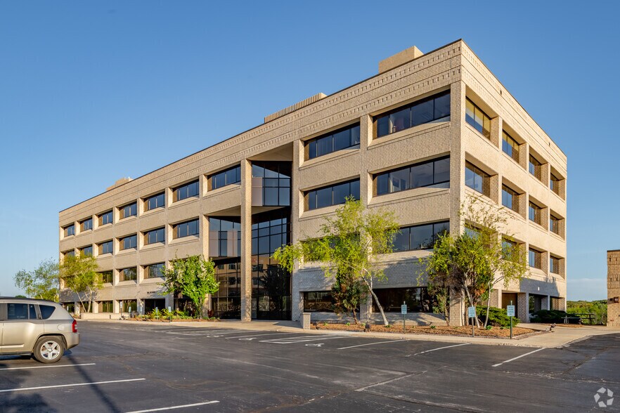 N14W23833 Stone Ridge Dr, Waukesha, WI à louer - Photo du bâtiment - Image 2 de 7