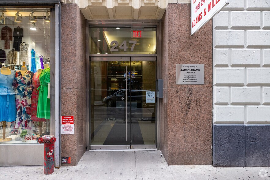 247 W 35th St, New York, NY à louer - Photo du bâtiment - Image 3 de 7