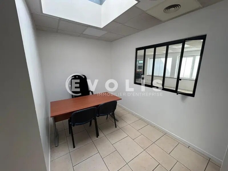 Office in Crosne for lease Interior Photo- Image 1 of 11