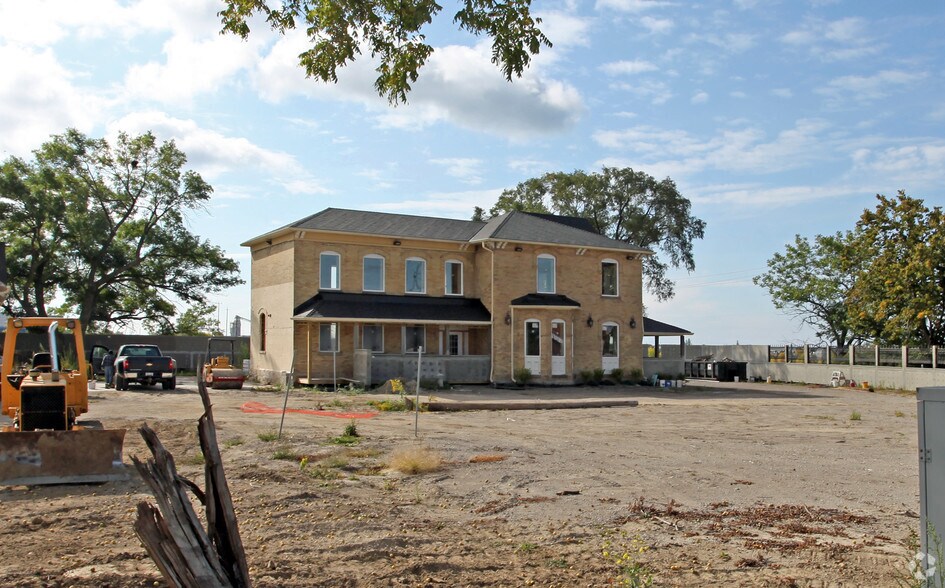 1601 Hopkins St, Whitby, ON à louer - Photo du bâtiment - Image 3 de 5