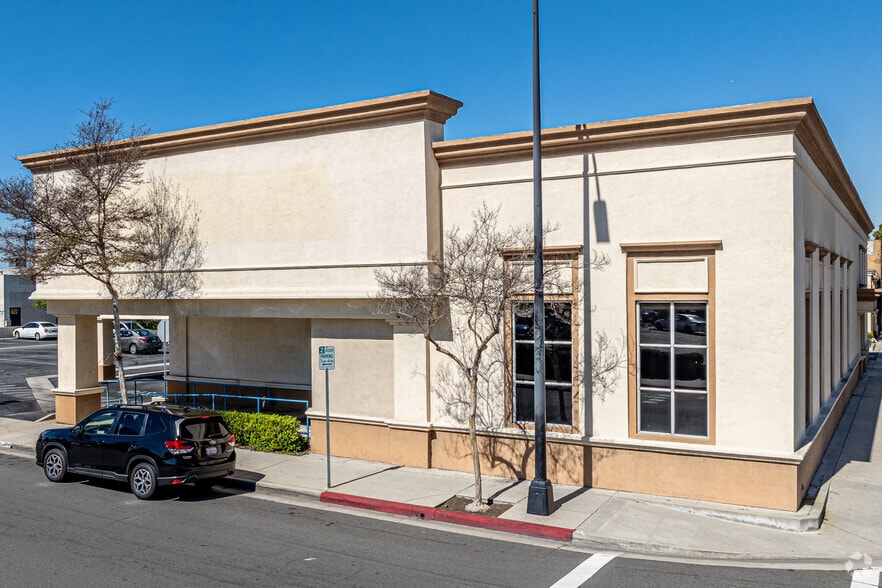 11101 La Reina Ave, Downey, CA for lease - Building Photo - Image 2 of 17