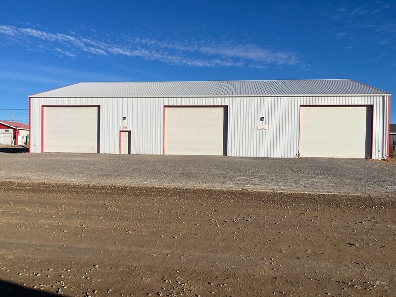 42 10th St, Weyburn, SK for lease - Building Photo - Image 2 of 4