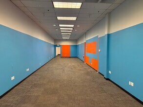 533-605 Montauk Hwy, Bay Shore, NY à louer Photo intérieure- Image 2 de 8