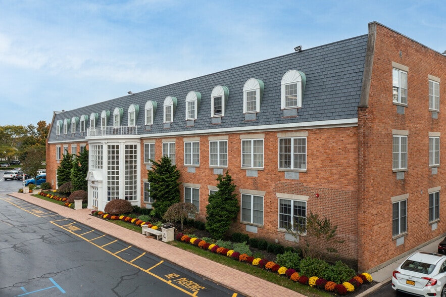 400 W Main St, Babylon, NY for lease - Building Photo - Image 2 of 9