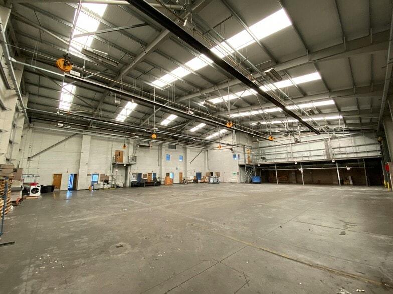 39 Mackintosh Pl, Irvine for lease - Building Photo - Image 3 of 10