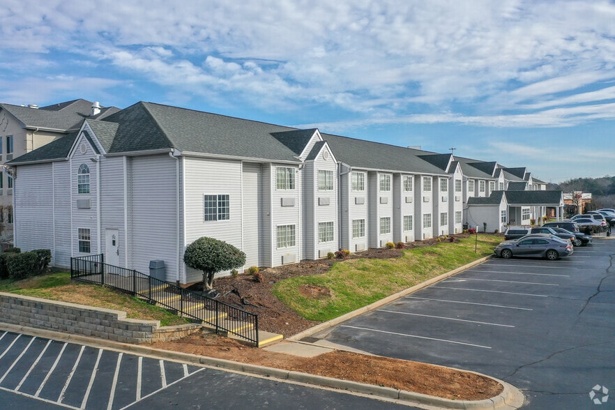1901 Broadcast St, Gastonia, NC for sale - Primary Photo - Image 1 of 62