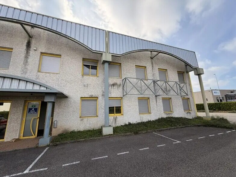 Local d'activités dans Genas à vendre - Photo du bâtiment - Image 2 de 12