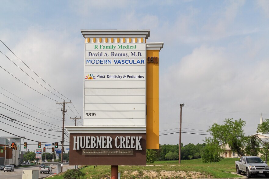 9819 Huebner Rd, San Antonio, TX à louer - Photo du bâtiment - Image 3 de 11