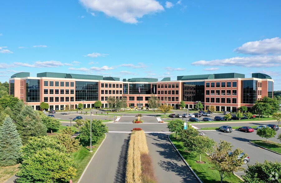 1 Griffin Rd N, Windsor, CT à vendre - Photo principale - Image 1 de 17