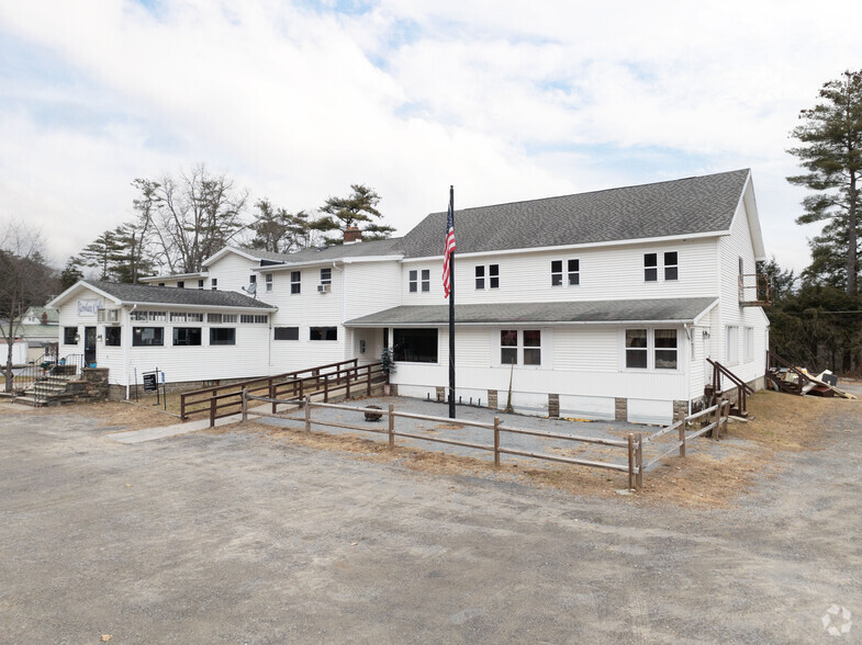 13 Park Ave, Hadley, NY à vendre - Photo principale - Image 1 de 1