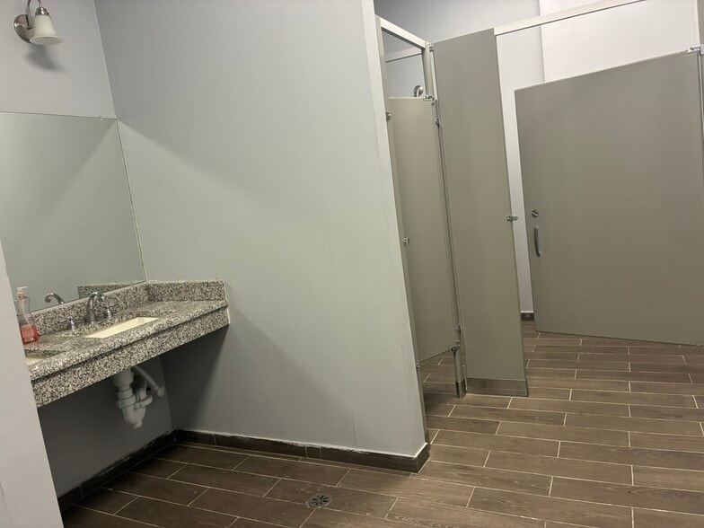 28455 Plymouth Rd, Livonia, MI à vendre - Photo du bâtiment - Image 3 de 20