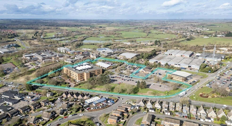 Manton Ln, Bedford à louer - Photo du bâtiment - Image 2 de 3