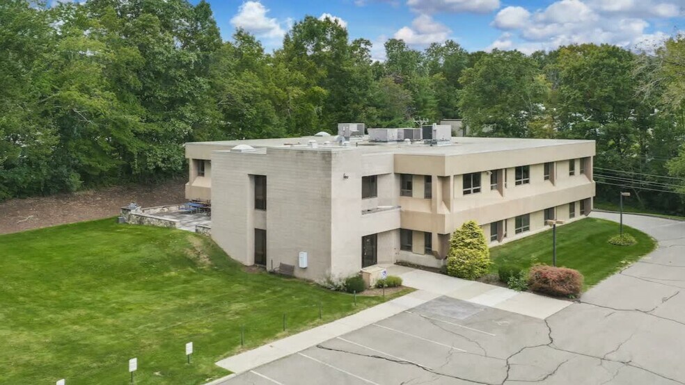 14 Commerce Rd, Newtown, CT à louer - Vidéo sur l’inscription commerciale - Image 2 de 7