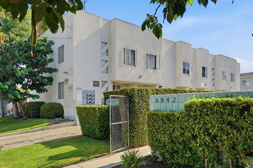 6846 Gentry Ave, North Hollywood, CA à vendre - Photo du bâtiment - Image 2 de 7