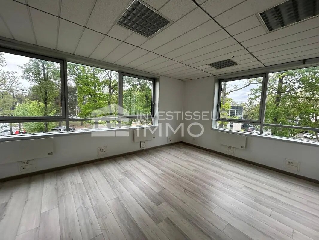 Office in Éragny for lease Interior Photo- Image 1 of 10