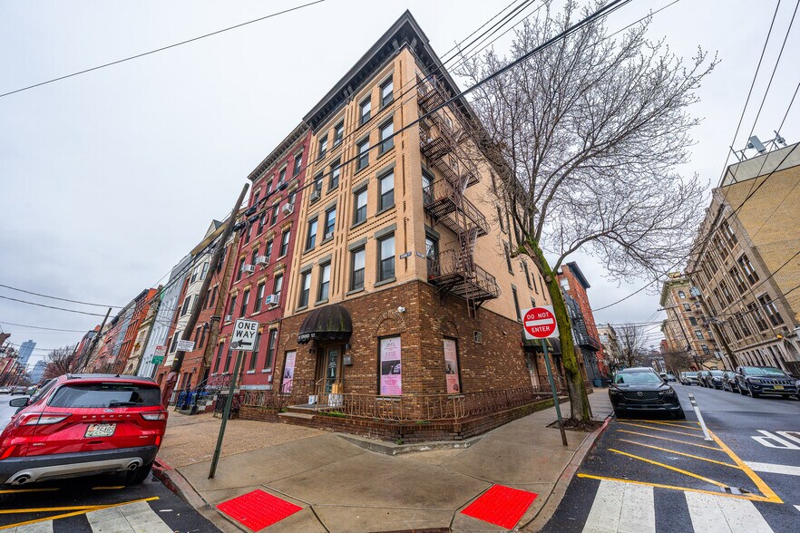 422 Grand St, Hoboken, NJ à vendre - Photo du bâtiment - Image 2 de 18