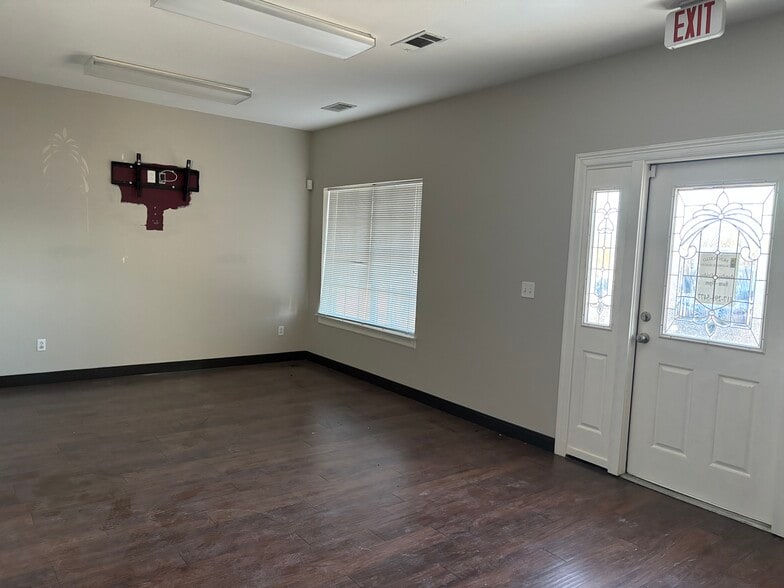 649 Alsbury Blvd, Burleson, TX for lease - Interior Photo - Image 2 of 7