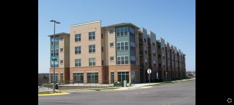 8201 Mayo Dr, Madison, WI à vendre - Photo du bâtiment - Image 2 de 7