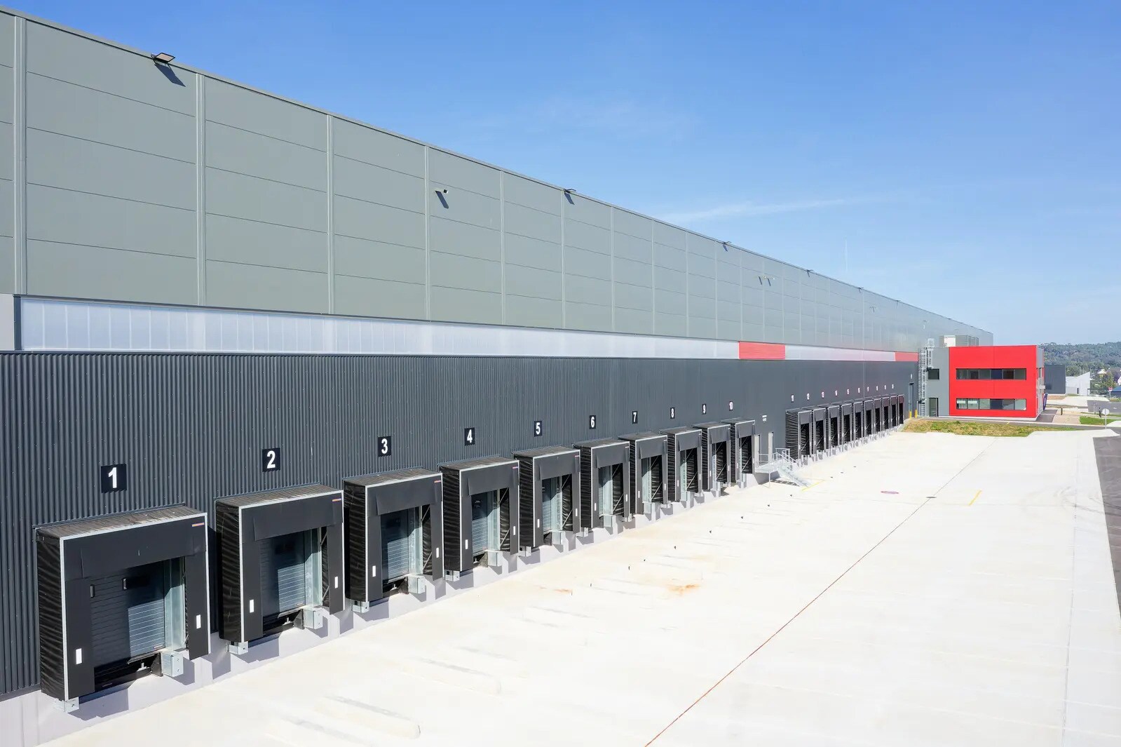 Industrial in Pléchâtel for lease Building Photo- Image 1 of 4