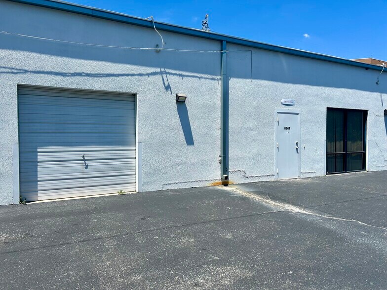 8800-8844 Tradeway St, San Antonio, TX à louer - Photo du bâtiment - Image 2 de 7
