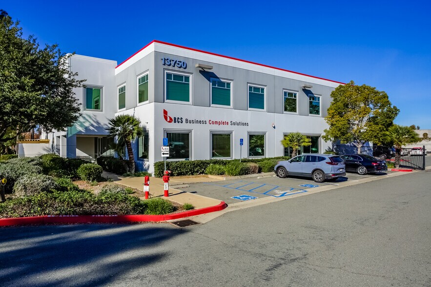 13750 Danielson St, Poway, CA à louer - Photo du bâtiment - Image 2 de 4