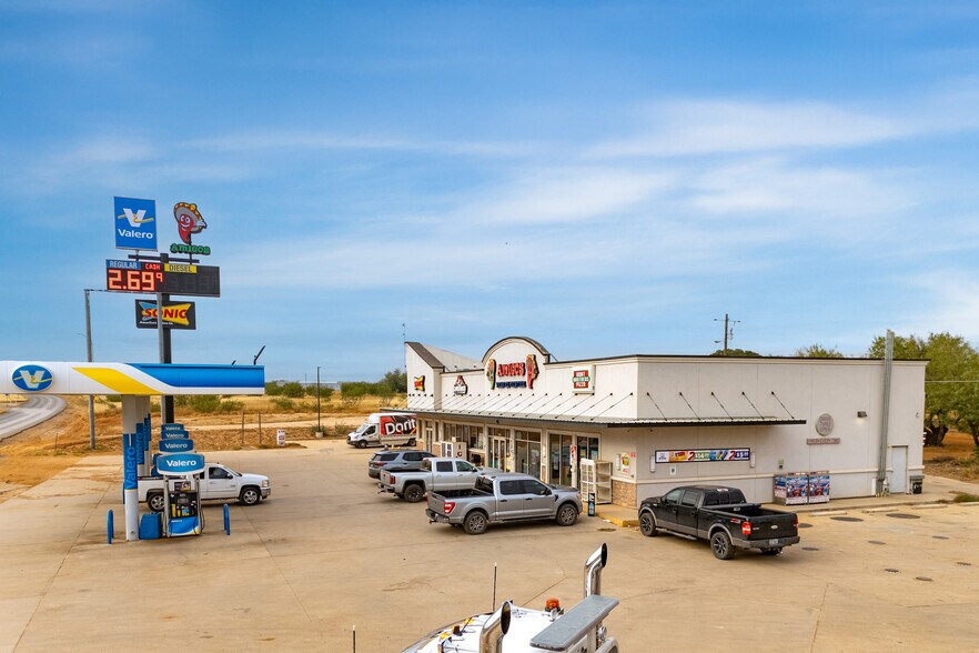 16290 S Interstate Highway 35, Dilley, TX à vendre - Photo principale - Image 1 de 3