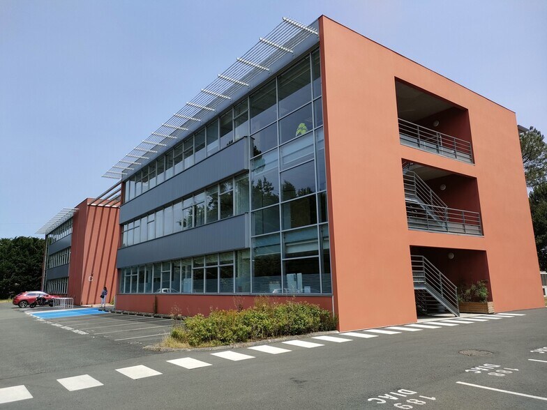 Office in Canéjan for lease - Building Photo - Image 1 of 11