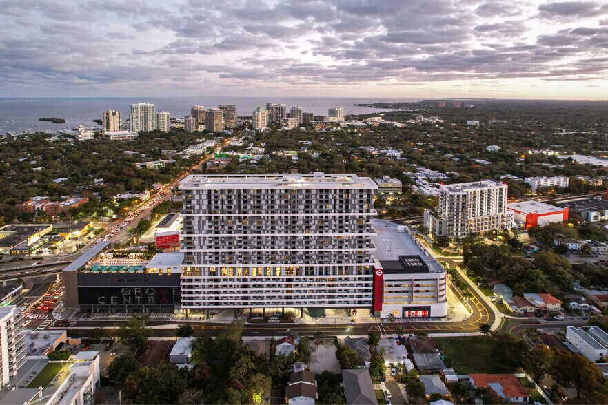 2800 SW 27th Ter, Miami, FL à louer - Photo du bâtiment - Image 2 de 8