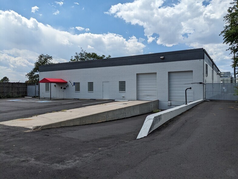 4575 Joliet St, Denver, CO à louer - Photo du bâtiment - Image 2 de 8