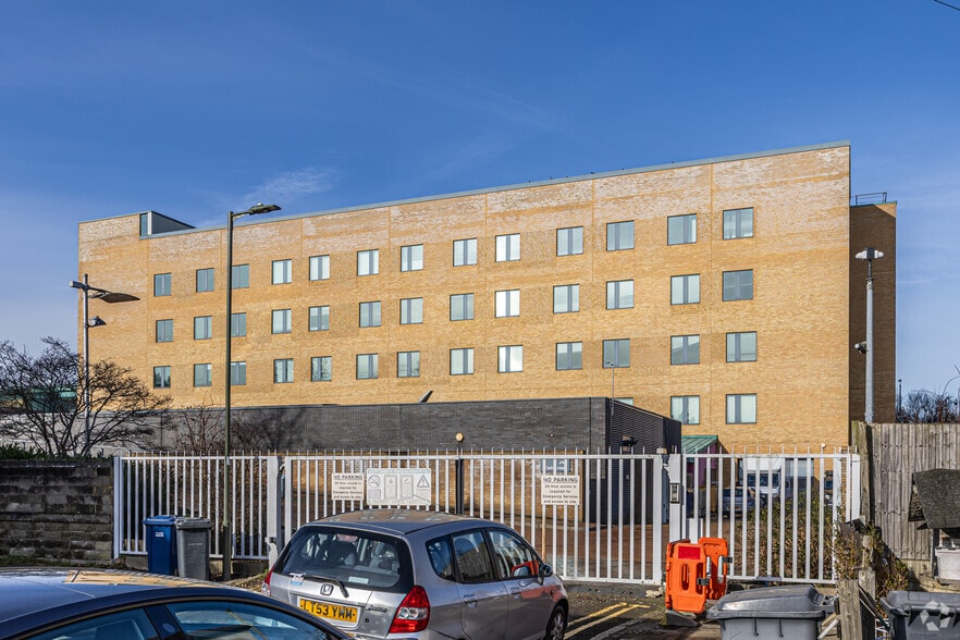 Squires Ln, London for lease - Primary Photo - Image 1 of 2