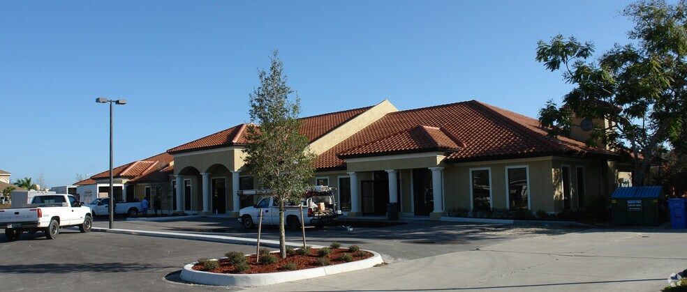 14131 Metropolis Ave, Fort Myers, FL à louer - Photo du bâtiment - Image 2 de 15