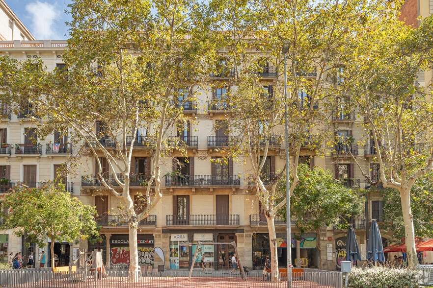 Commerce de détail dans Barcelone, Barcelona à louer - Photo du bâtiment - Image 2 de 2