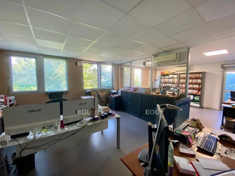 Office in Marseille for lease - Interior Photo - Image 3 of 6