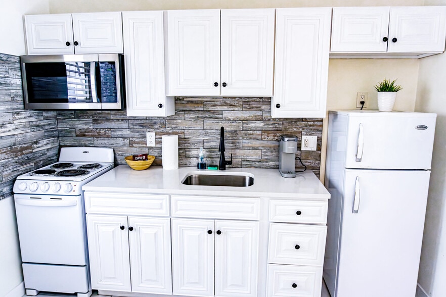 4553 Bougainvillea Dr, Lauderdale By The Sea, FL for sale - Building Photo - Image 3 of 10