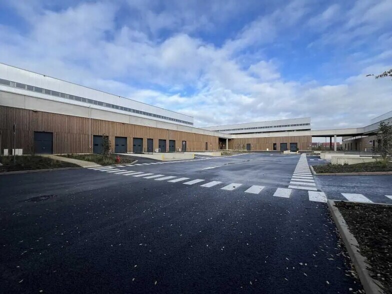 Flex in Tremblay-en-France for lease - Building Photo - Image 3 of 12